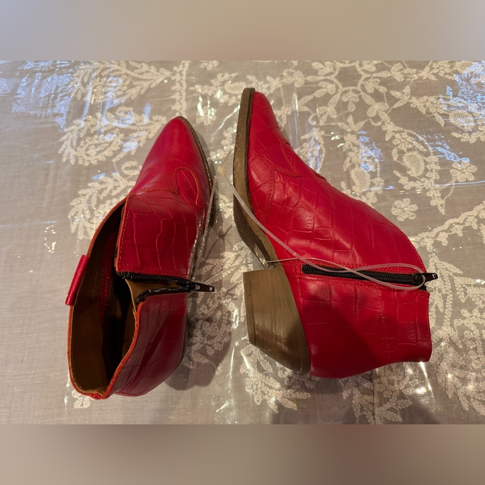 NWT GABRIELLA MADE IN ITALY RED LEATHER CROC EMBOSSED BOOTIES. SIZE: 38
